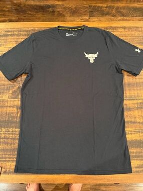Under Armour Black Short Sleeve Tee with Light Gray Bull Emblem